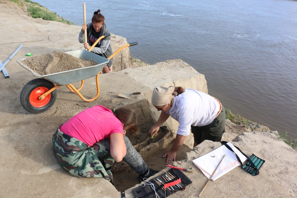 Группа участников археологической экспедиции на раскопе могильника Горноправдинский на берегу Иртыша.