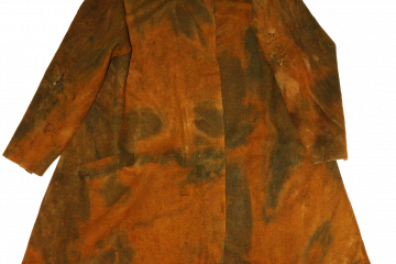 Длинное коричневое пальто, разложенное на плоскости.