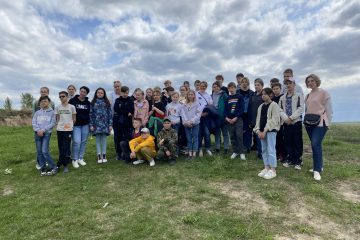 Группа школьников и взрослых на высоком берегу Иртыша после экскурсии.