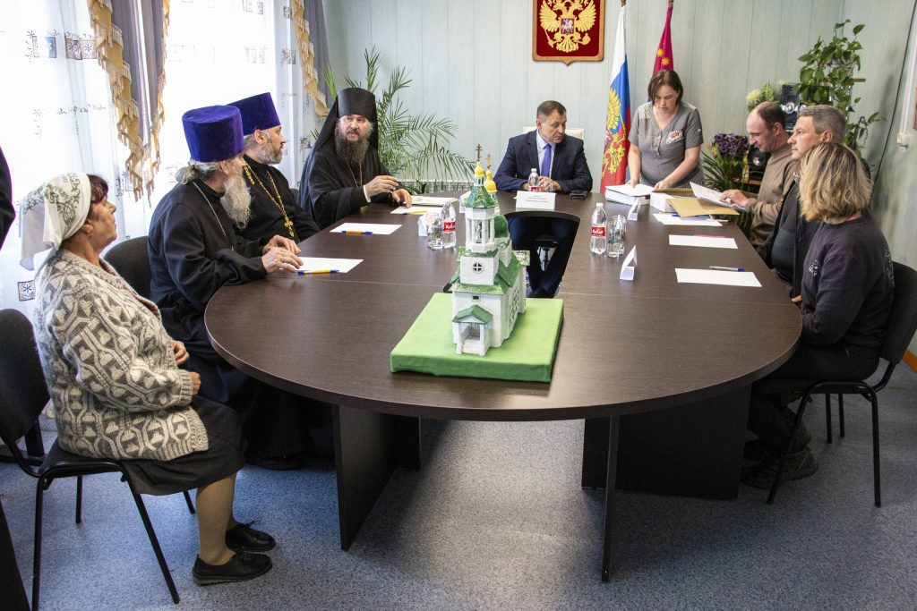 Рабочая встреча с участием епархиального руководства и представителей муниципальной власти. На столе – макет храма
