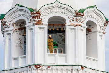 Звонарь на колокольне одного из храмов Югры: фиксация деталей архитектуры. Фото 2022 г.